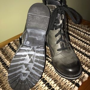 Dromedaris-Kara leather lace up boots.